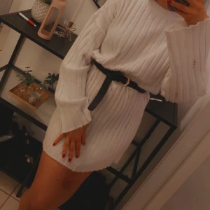 Nakd dress x Iva Nikolina - En tjocktröjeklänning från Nakd x Iva Nikolina. Strl XS. Använd ett fåtal gånger, jättesnyggt med skärp i midjan