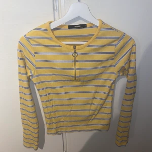 Randig tröja - Gul, blå, vit randig tröja från bikbok med dragkedja strl 34. Kan skickas spårbart!