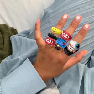 Stora ringar - Bild 1: inklippta på fräscha sommarhänder bild 2: ringarna i verkligheten. Jättefina och sköna att ha på sig (får dig sticka ut något ;) har ett jack på baksidan därav är det något justerbara. Ringarna varierar i pris, fåtal klara att skickas därav först till kvarn💘 kram! 