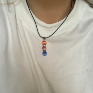 Supersött halsband - Pärlor i orange, rosa och blå🧡💗💙