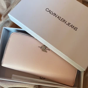 Calvin klein plånbok (NY) - En helt ny CK plånbok- box och kvitto finns med. Säljer då jag ej ville ha den. glömde helt bort den!  🌸 Ljusrosa/beige 