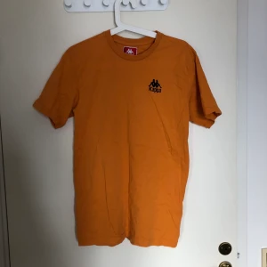 Kappa T-shirt  - Mycket bra skick. Den är ganska långsmal i passformen. 