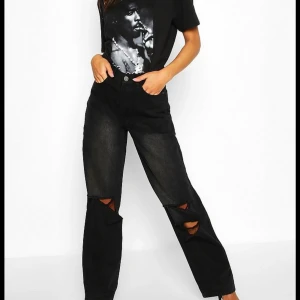 Tall boyfriend ripped jeans - Jätte snygga och coola jeans, säljer då det är lite för stora för mig, är storlek 34 men passar större oxå 