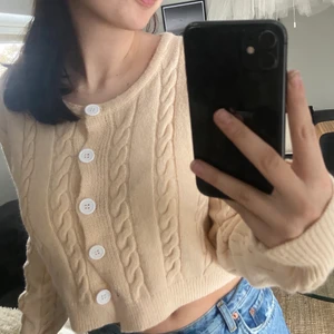 beige kofta - säljer nu denna fina koftan ifrån shein som jag dessvärre inte fått någon användning utav, köparen står för frakten!