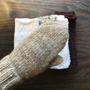 Stickade tumvantar - Fina stickade tumvantar. Dom är handgjorda och materialet är yllegarn. 100kr+frakt