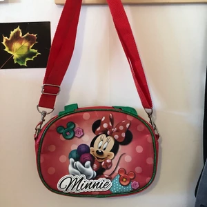 Minnie mus väska - Minnie mus väska med glitter detaljer. Skjusterbara band