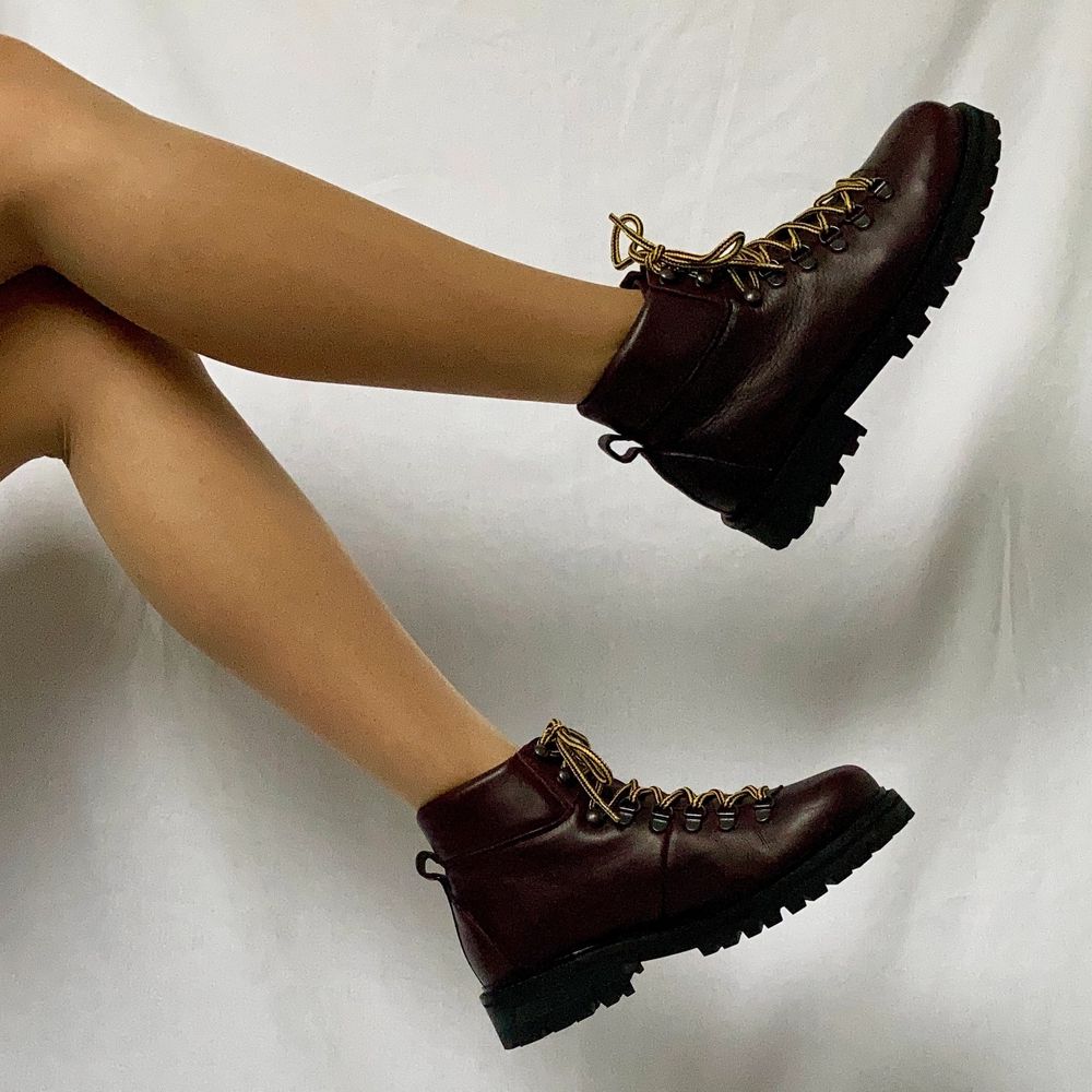 đ DARK RED / BURGUNDY / PURPLE WINTER ANKLE BOOTS WITH STURDY BLACK SOLE AND YELLOW / BLACK STRIPED LACES. FROM SCANDINAVIAN BRAND WHYRED (3RD PIC FOR CORRECT COLOR) âą SIZE - EU 37 (Also fit 37.5) / UK 4 / US 7 âą BRAND - Whyred âą MATERIAL - Leather y2k 90s 80s 70s 60s spring summer sunny autumn winter grey brown white black crop top tshirt strap shirt blouse jumper polo cape coat bolero orange yellow jacket sparkly glitter party evening eyelets green shiny grey silver gold velvet knit vest sweater v neck acne studios eytys shoea heels heal knee high rain skor regn stövlar hĂ€lar klackar röd rött svart gul. Skor.