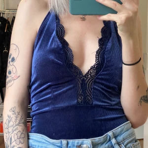 Mörkblå body  - Mörkblå body från Bikbok, storlek XS 🦋