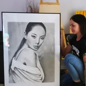 Tecknar/målar porträtt!  - Tecknar/målar porträtt men även annat efter önskemål! Perfekt som present till födelsedag eller bara en fin gåva som är personlig:) skriv till mig om du skulle vilja lägga en beställning!:) priser varierar beroende på motiv/storlek. Frakten beror på hur stor tavlan är även om man vill ha med ram eller om man själv vill ordna det:)