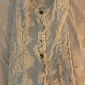 Blus - Har bara använt denna blus 1 gång, den har en liten lila fläck på armen, den kanske går att bleka bort 🤷🏼‍♀️, den är ifrån Ted nicol, betala via swish!