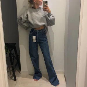 Oanvända jeans från zara - Säljer för de är lite stora. Frakt tillkommer 66kr . Budet är just nu 310 + frakt 