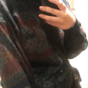 Stickad tröja - Mönstrad stickad tröja! Verkligen superfin, säljer bara pågrund av att jag inte får så mycket användning för den. Inte alls stickig av sig. Köparen betalar för frakten, annars kan jag mötas upp i T-centralen.