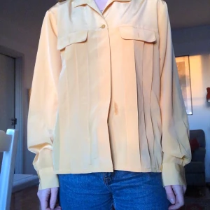 Ljusgul skjorta - Köpt på secondhand man ser helt ny ut.
