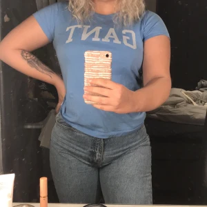 Gant t-shirt storlek S - Säljer denna då den har kommit till användning endast en gång och såklart är tvättad! Den har bara hängt i min garderob och är i fint skick för att säljas! Den är ljusblå och har ett skönt material. Jag betalar inte för nått frakt och budar man 20kr högre så är den din direkt! BETALAS MED SWISH ELLER KONTANT (vid träff).