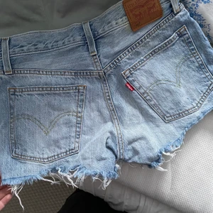 Levis  - Levis shorts. Använda ca 10 gånger. Storleken W26. Nypris: 500kr. 