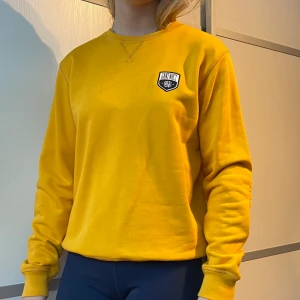 Gant sweatshirt - Senapsgul gant sweatshirt. Egentligen barnstorlek men passar mig bra som är en S