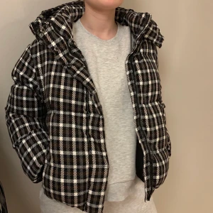 Rutig puffer jacka  - Rutig puffer jacka med luva. Storlek M. Skriv om du har några frågor🥰