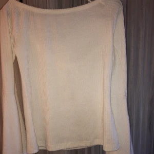Tröja Bikbok  - Off-shoulder tröja från Bikbok, använd fåtal gånger och hoppas den kan fylla funktion hos någon annan!⭐️