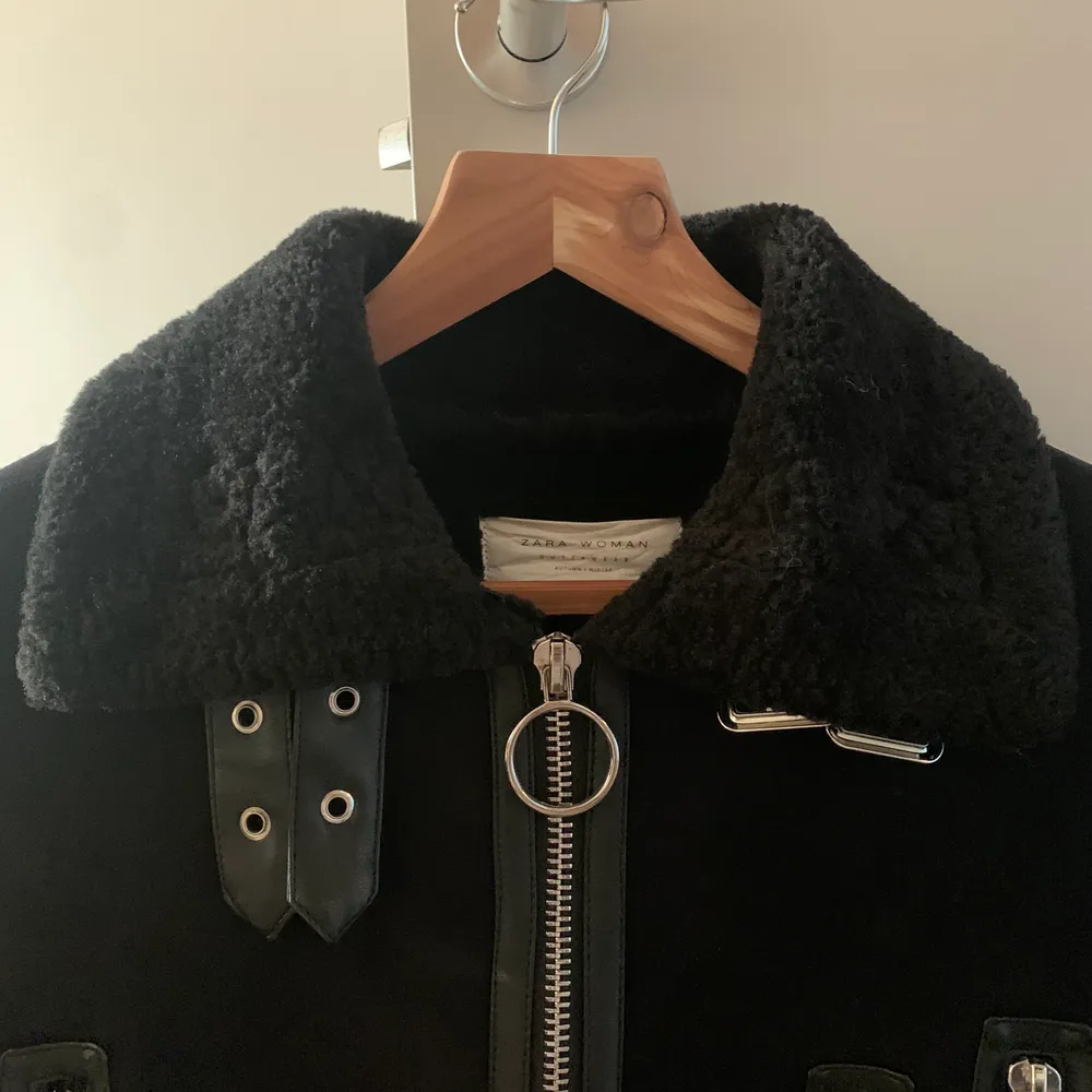 Cool jacka från Zara storlek S. Kan mötas upp i Brunnsparken alternativt att köparen betalar frakten. . Jackor.