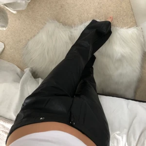 Skinnbyxor  - Snygga lågmidjade skinnbyxor, gjort en liten öggla så man kan få dom mindre i midjan, dom är i strl 38 men jag på bilden är en 34💓