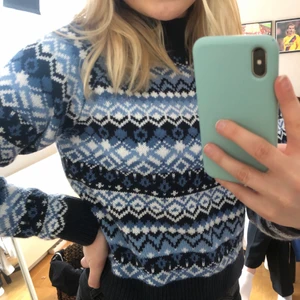 Monki tröja - Jättefin blå tröja från Monki. Verkligen inte använd många gånger så den är i toppenskick. Jättemysigt mönster. Hög i kragen. Köparen står för frakt🥰