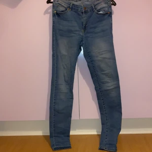 Jeans  - Blåa jeans från Ullared! Använda ett par enstaka gånger men inte alls mycket. Dem stretchiga! Står storlek 40 men skulle säga det dem passar en 38 också! Säljer för 120kr eller buda! Köparen står för frakten