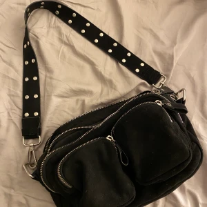 Gina väska - Väska från Gina ”connie bag” som är använd mycket men är i väldigt bra skick, köpt för 349kr men mitt pris är 100kr+ frakt💕