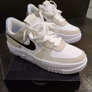 Nike air force pixel strl 39 - Nike air force pixel skor som tyvärr var för små för mig så säljer därav. Helt nya, endast provade. Köpta från JD. Nypris 1200