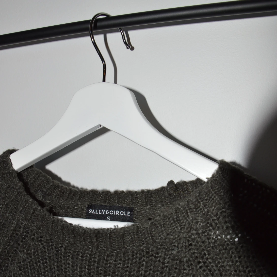 Mörkgrå tröja - S🤍