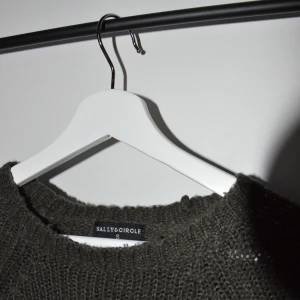 Mörkgrå tröja - S🤍 - En mörkgrå tjocktröja i storlek Small