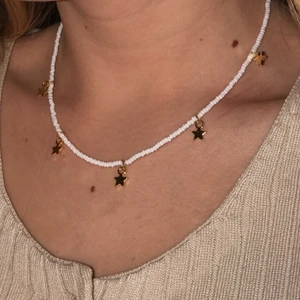 Stjärnhalsband - Hej! Jag gör massa fina halsband. Finns i jättemånga färger så skriv för önskemål osv. 100kr st. 