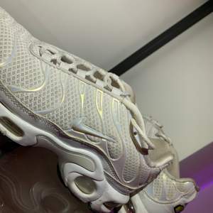 Säljer NikeTn vita skor, som helt nya.🐬