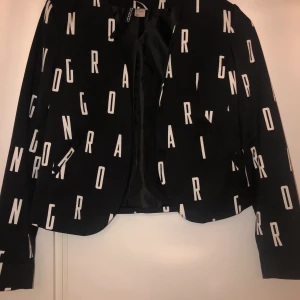 HM storlek 36 - Kavaj från Hm i storlek 36.....Enndast provad