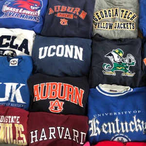 Hoodie sweatshirt  - Inom kort kommer vi lägga ut alla dessa superfina sweatshirt/hoodies! Några ligger redan ute men mer kommer i veckan! Budgivning sker i kommentarerna. Köp 2 st sweatshirts/hoodies och få gratis frakt! Annars ligger frakten på 66kr🥰