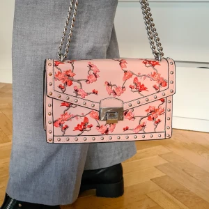 Handväska från mango - Limited edition handväska från mango. Använd fåtal gånger. Nypris 800kr. Kan skickas mot fraktkostnad🤎