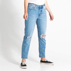 Säljer mina boyfriend jeans då dom tyvär blivit för stora.  Storlek M, men skulle säga att dom sitter som 38-40. Köptes för 300 säljer dom för 80❤️