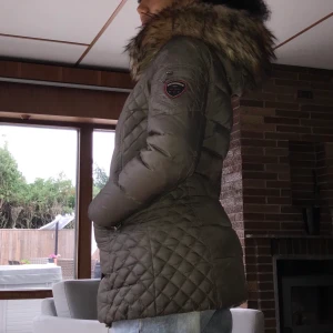 RockandBlue vinterjacka  - Rockandblue vinter jacka i storlek 38/M i färgen khaki. Längden är i ”mid” och slutar lite under rumpan(jag är 170cm). Jackan är så gott som ny då den inte används så mycket, därmed i gott skick. Säljes eftersom den inte används längre. Köpt för ca.2700kr