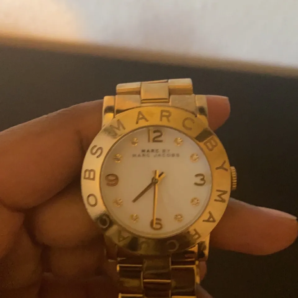 Säljer en äkta marc Jacobs klocka. Köpt 2016, använt den ett fåtal gånger. Så man kan säga att den är i nyskick. . Övrigt.