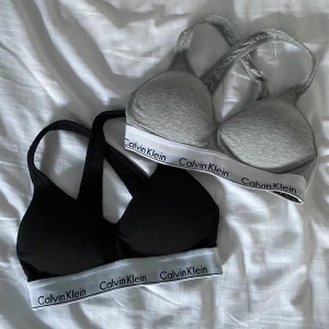 Bygellösa bh’ar - Calvin Klein - Bygellösa vadderade/push up bh’ar från Calvin Klein, med band som korsas i ryggen 💕 Knappt använda då de var något små när jag köpa dem, strl S 💓 Tänkte 1 för 175kr eller båda för 300kr, men det går att diskutera  💞 Nypris 399kr/st. Köparen står för frakt 💘 Skriv för fler bilder 😇