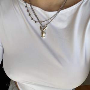 Snyggt halsband med playboy berlock💫 Kedjan är i rostfritt stål och håller därför färgen finfint! Pris är inklusive frakt!!⚡️