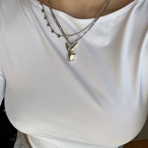 Playboy halsband - Snyggt halsband med playboy berlock💫 Kedjan är i rostfritt stål och håller därför färgen finfint! Pris är inklusive frakt!!⚡️