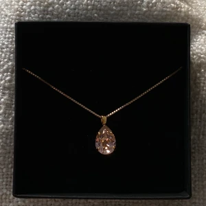 Caroline Svedbom | Halsband - Mini Drop Halsband, Guld/Silk | Använd vid ett tillfälle 