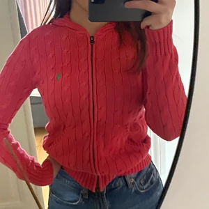 Ralph Lauren kofta - Säljer min röda stickade Ralph Lauren kofta i storlek S 💕