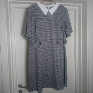 Oanvänd klänning  - Toppfin oanvänd klänning i hundtandsmönster med vit krage, aldrig använd🌸