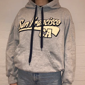 Vintage Hoodie San Francisco - Vi säljer denna gråa hoodie med San Francisco broderat på. Priset är 299kr. Den är i storlek XL men passar som en M.  Personen på bilden är 175 och brukar ha på sig S/M. Inga defekter på hoodien. Kontakta oss på Plick eller på vår Instagram @wanderetro. Om flera visar intresse blir det budgivning. Köparen står för spårbar frakt på 66kr. 🤍