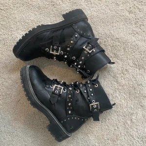 Boots med nitar - Säljer nu mina boots med nitar som passar året runt. De är köpta på zalando för något år sen men de är sparsamt använda utan några slitningar. Köparen står för frakten och betalning sker via swish!💕