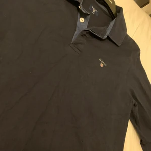 Gant tröja - Storlek M.      Blå.        I gott skikt 