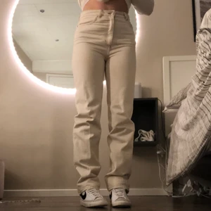 Jeans - TIKTOK JEANSEN. Säljer dessa beigea jeans som jag sytt in i benvidden och tagit bort loggan bak på. Det är alltså helt unika. Sjukt trendig passform och fin färg. Frakt tillkommer!! Många intresserade! Om du är villig att buda för större chans att få köpa dem kan du göra det i kommentarerna!💞