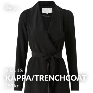 Kappa/trenchcoat VILA - Kappa/ trenchcoat från VILA i fint skick  Säljes för 250kr  Nypris: 599kr  Stl S
