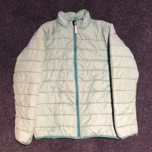 Två varma jackor - Bild 1 - 75kr    Bild 2 - 50 kr.  